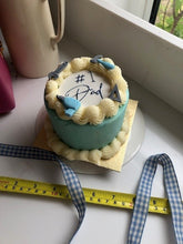 Load image into Gallery viewer, 10cm Bento Cake &quot;#1 Dad&quot; - COLLECT FROM THE CAKE SHED BOARS HILL OXFORD
